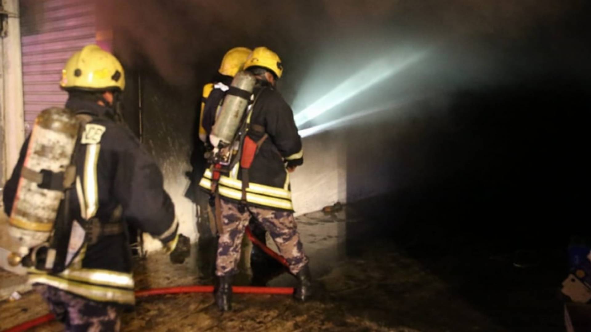 صورة أرشيفية لكوادر الدفاع المدني