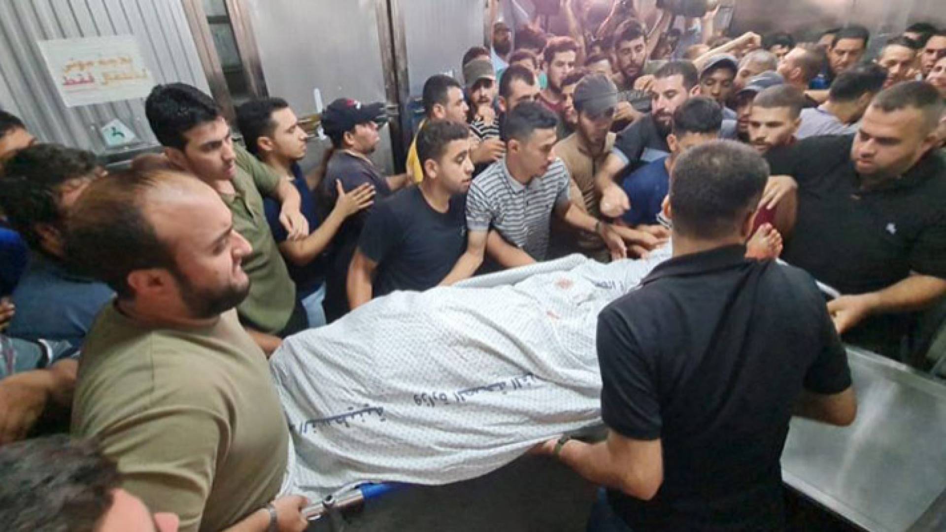 سكان في قطاع غزة يحملون شهيدا ارتقى نتيجة العدوان الإسرئيلي على غزة