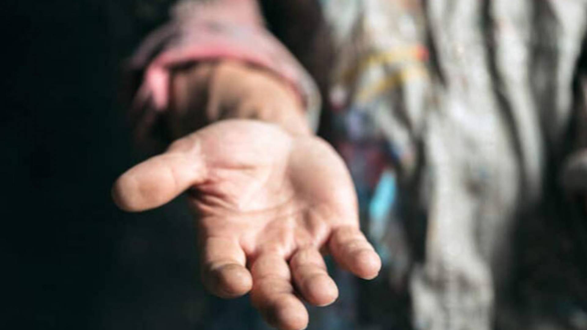 يد شخص متسول