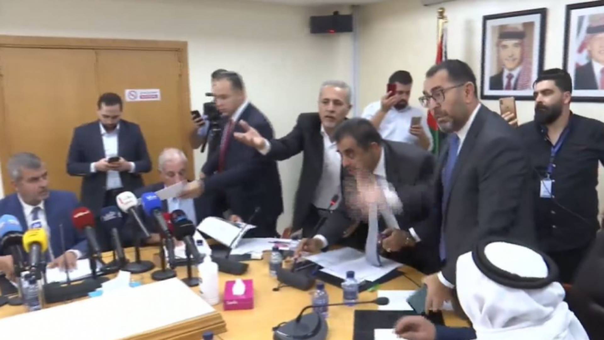 صورة من اجتماع اللجنة ولحظة حدوث الخلاف