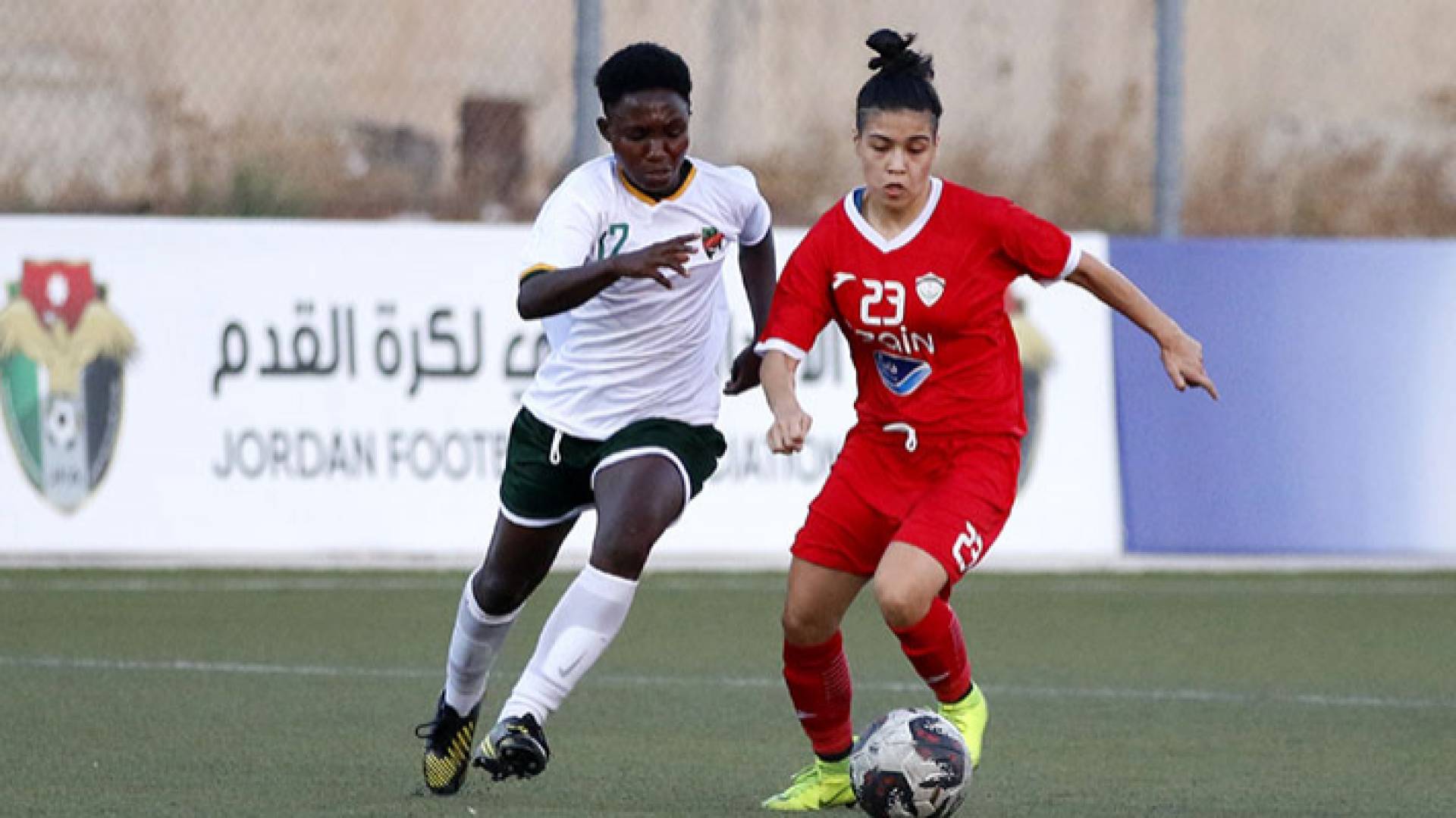 جانب من مباراة سابقة في دوري المحترفات لكرة القدم