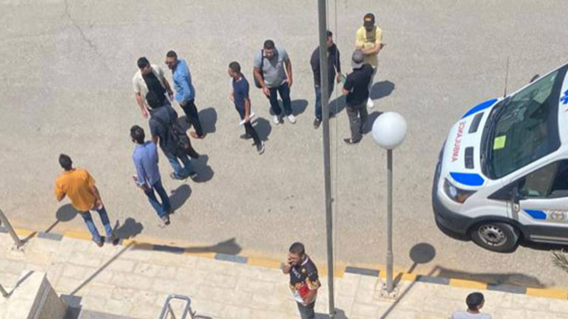 سيارة إسعاف متواجدة في الحرم الجامعي