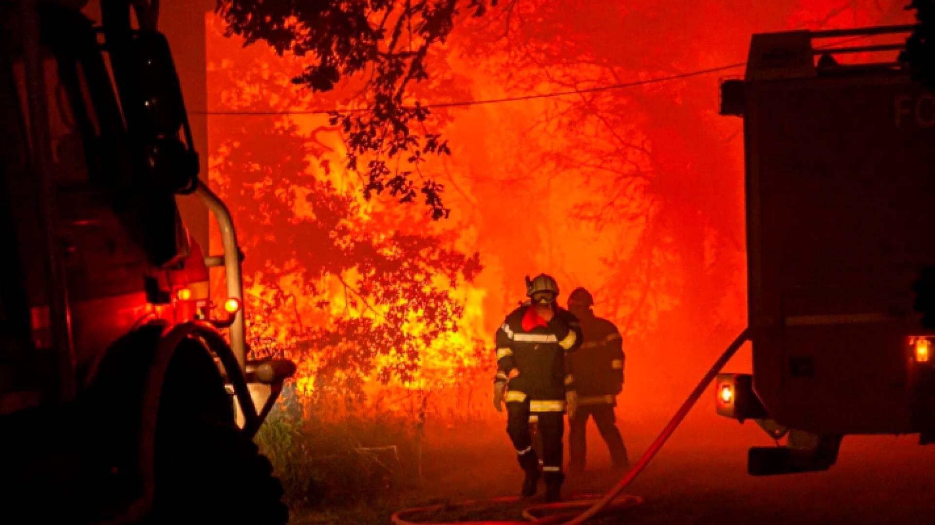 رجال إطفاء يحاولون السيطرة على حريق في فرنسا