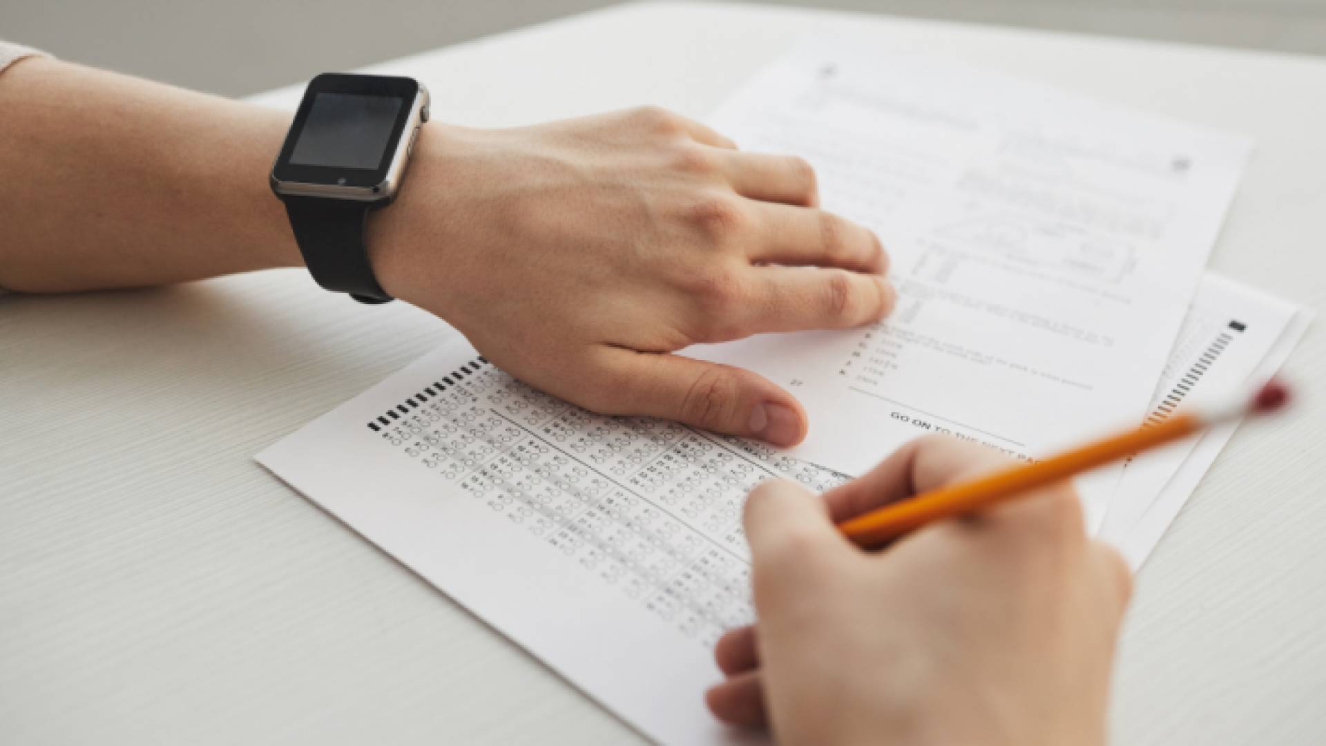 طالب يؤدي امتحان