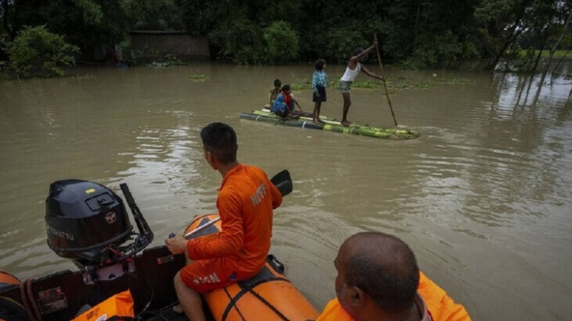 صورة توضيحية لعمليات إنقاذ في نهر بالهند