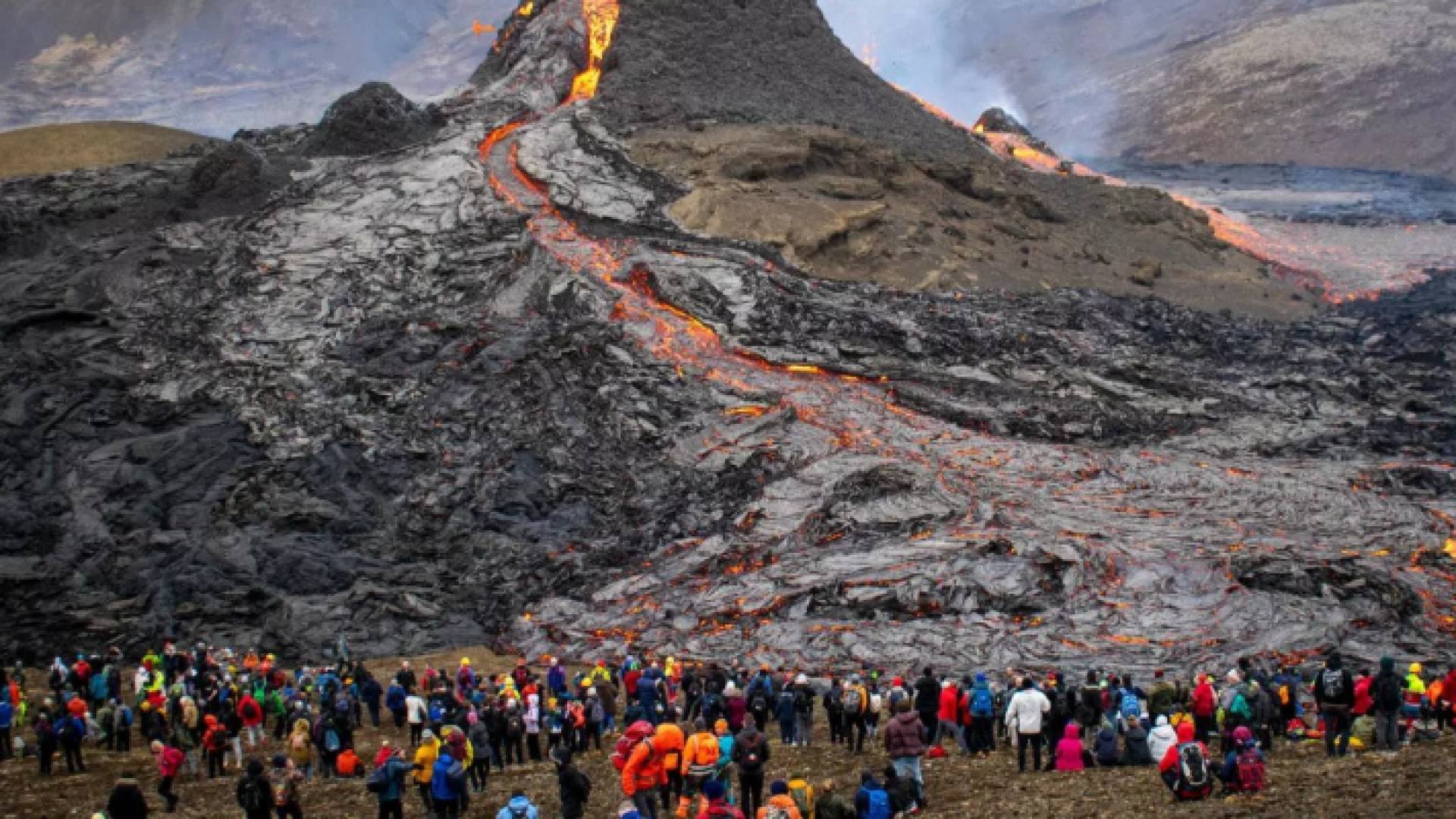 آلاف السياح أمام بركان فاجرادالسفيال الثائر