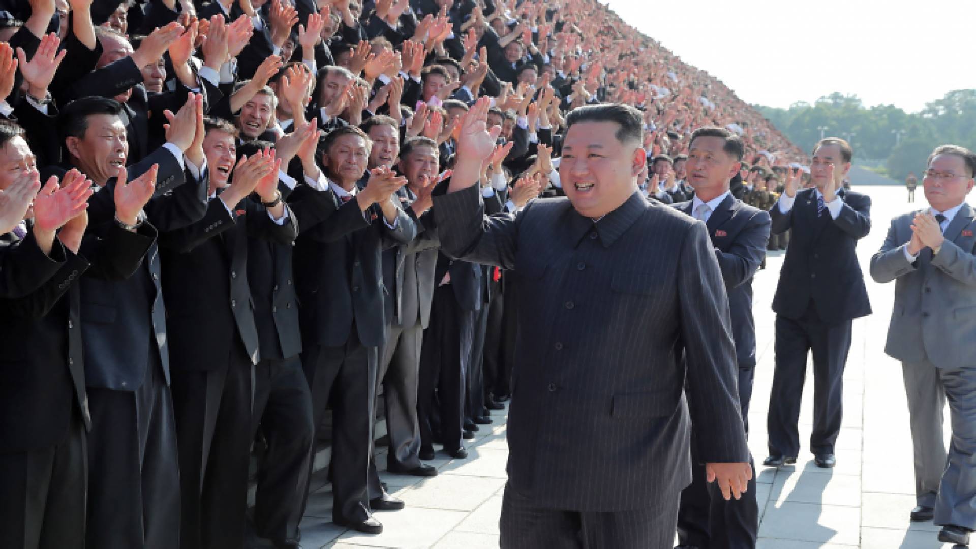 الزعيم الكوري الشمالي كيم جونغ أون يحتفل مع ممثلي القطاع الصحي بانتصار بيونغ يانغ على وباء كورونا
