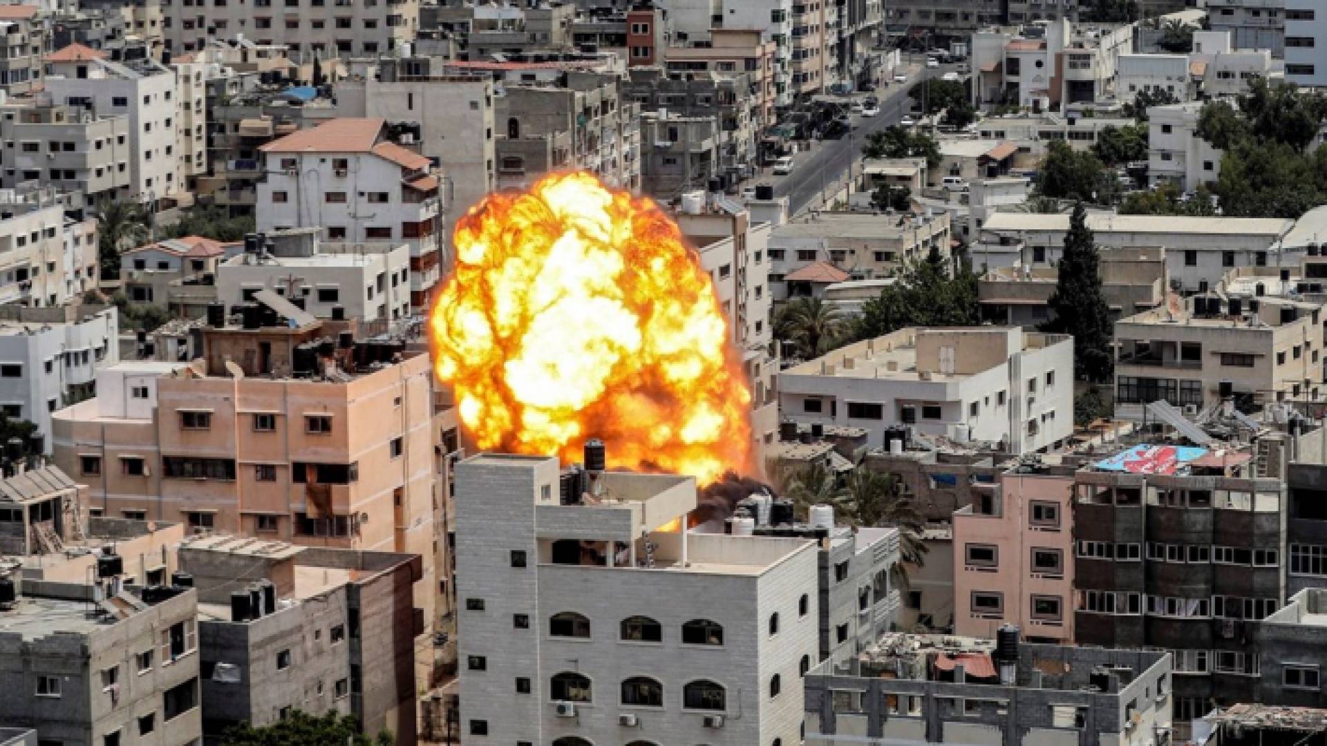 صاروخ استهدف عمارة سكنية في قطاع غزة