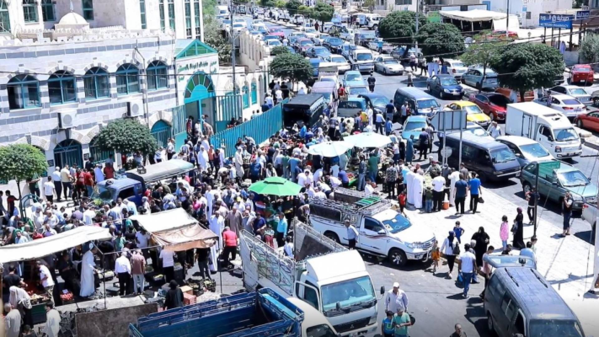 بسطات ومركبات منتشرة أمام مسجد مستشفى الأمير حمزة