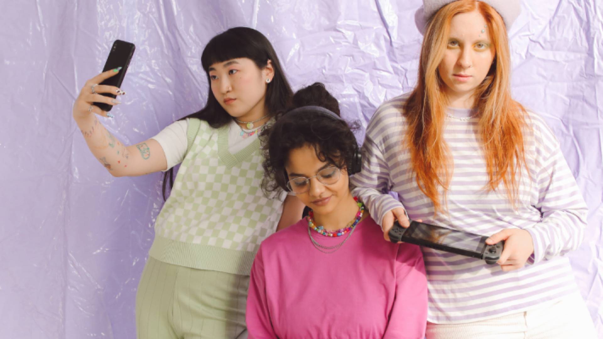 مراهقات يستخدمن الأجهزة الذكية