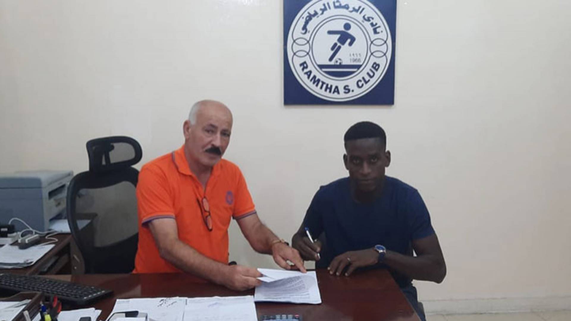 جانب من توقيع العقد