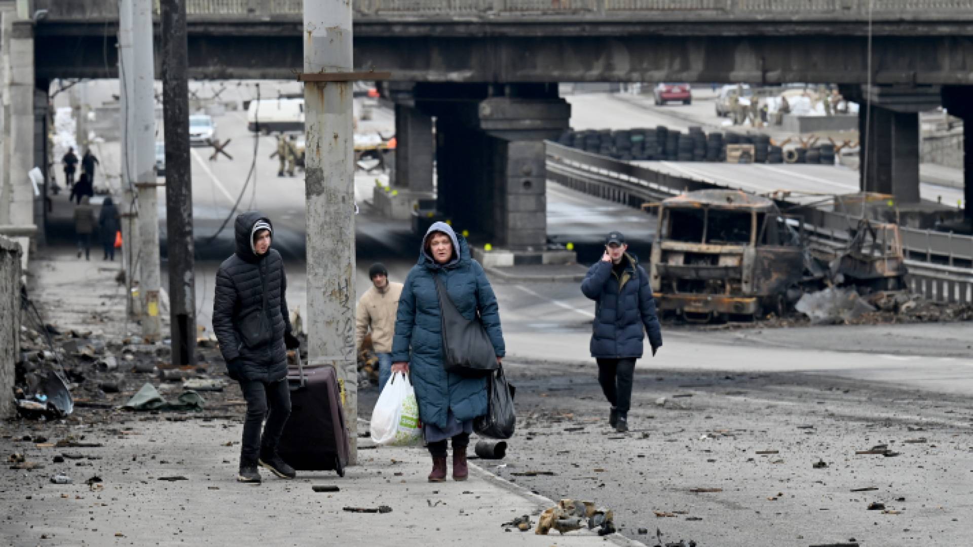 صورة أرشيفية لأوكرانيين يحملون أمتعتهم بعد قصف روسي
