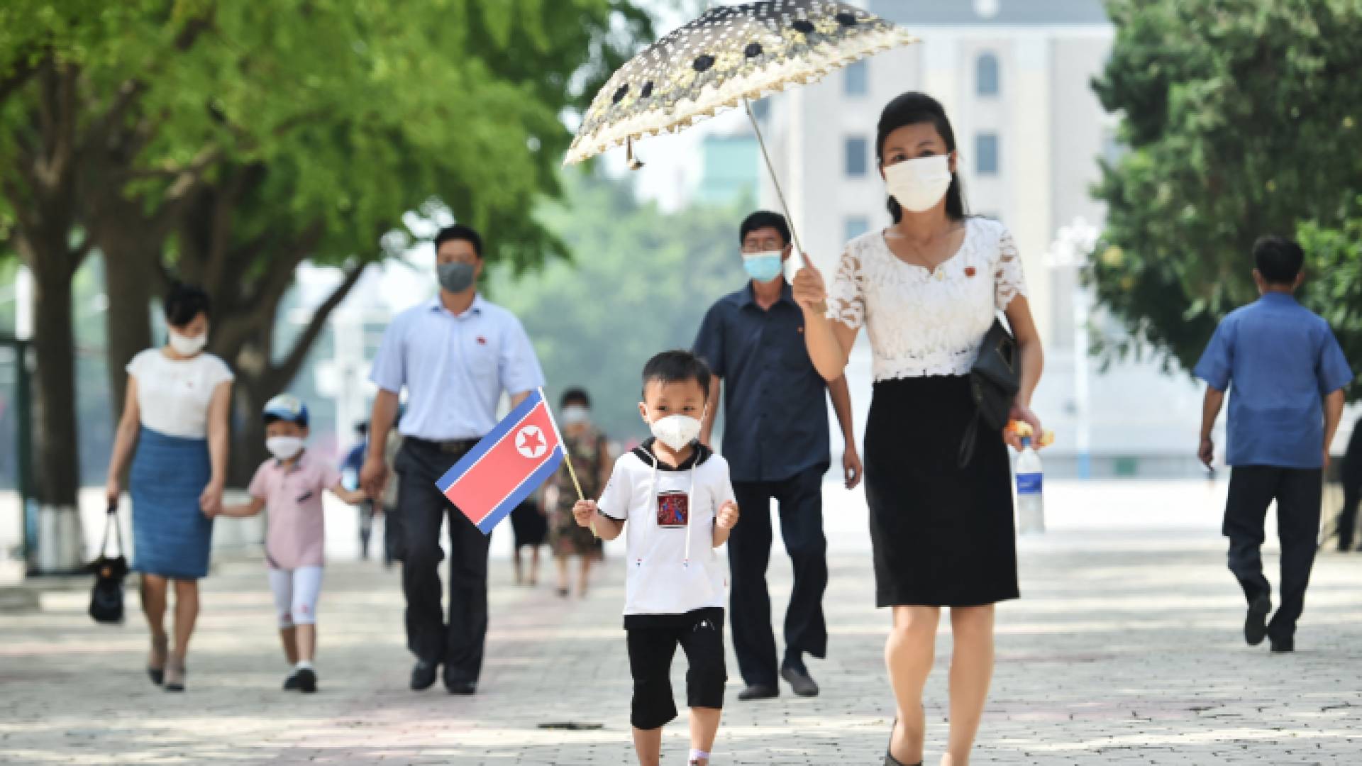 صورة أرشيفية لكوادر طبية أثناء تعاملها مع جائحة كورونا