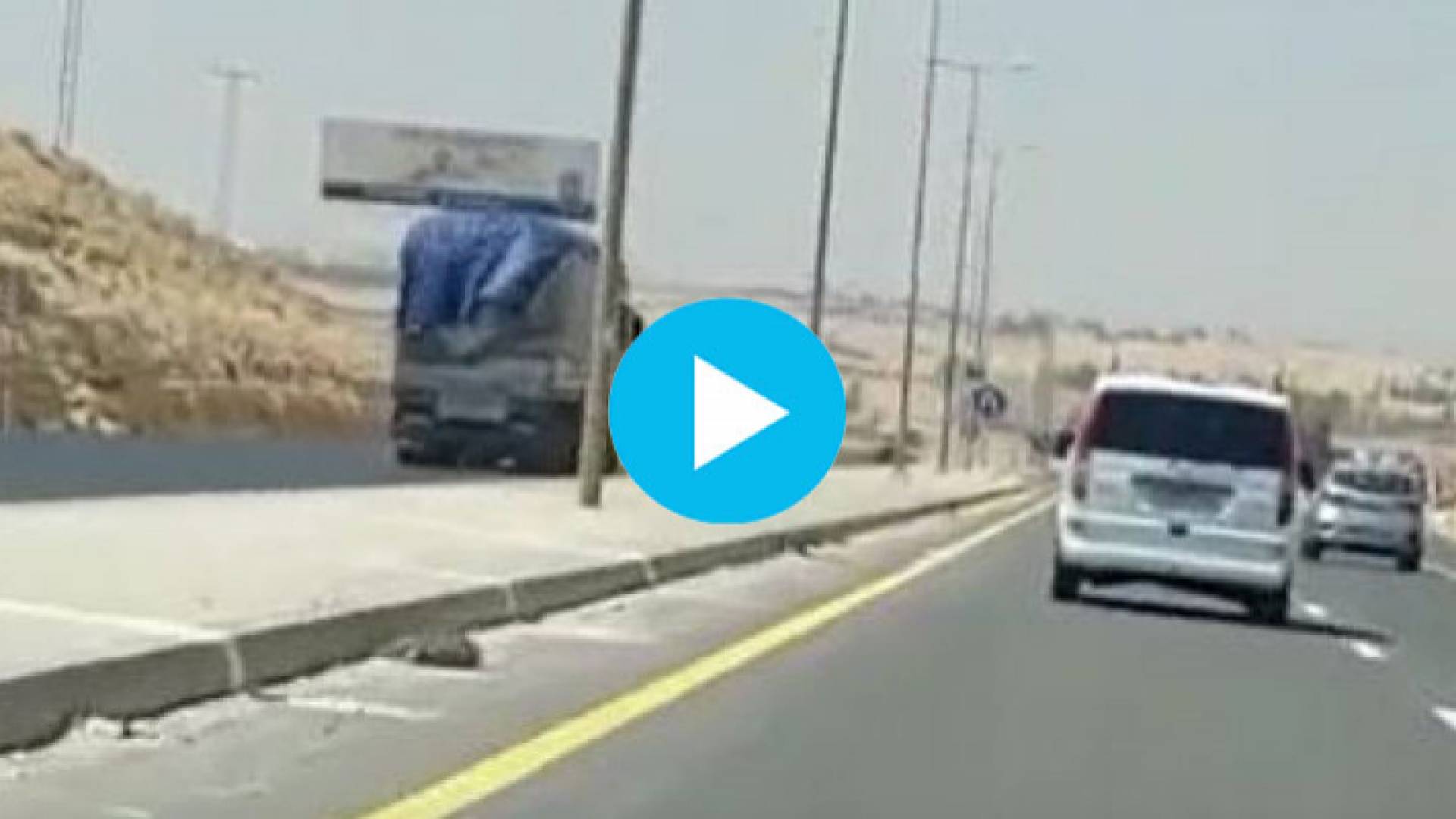 شاحنة تسير عكس اتجاه السير على الطريق الصحراوي