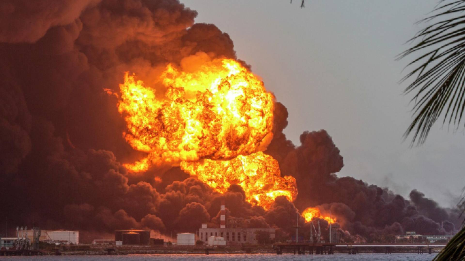 صورة أرشيفية لحريق مستودع للنفط في كوبا
