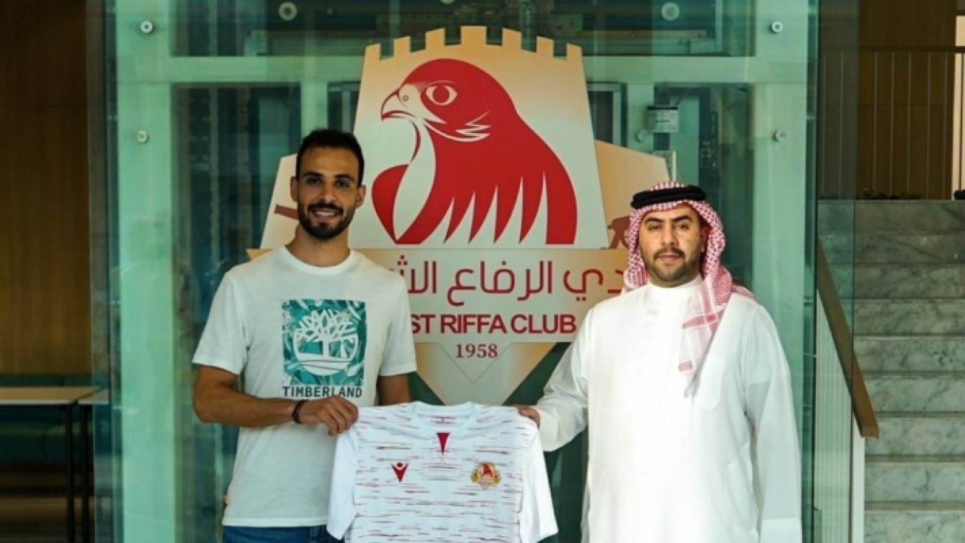 اللاعب الأردني صالح راتب أثناء انضمامه إلى نادي الرفاع الشرقي البحريني