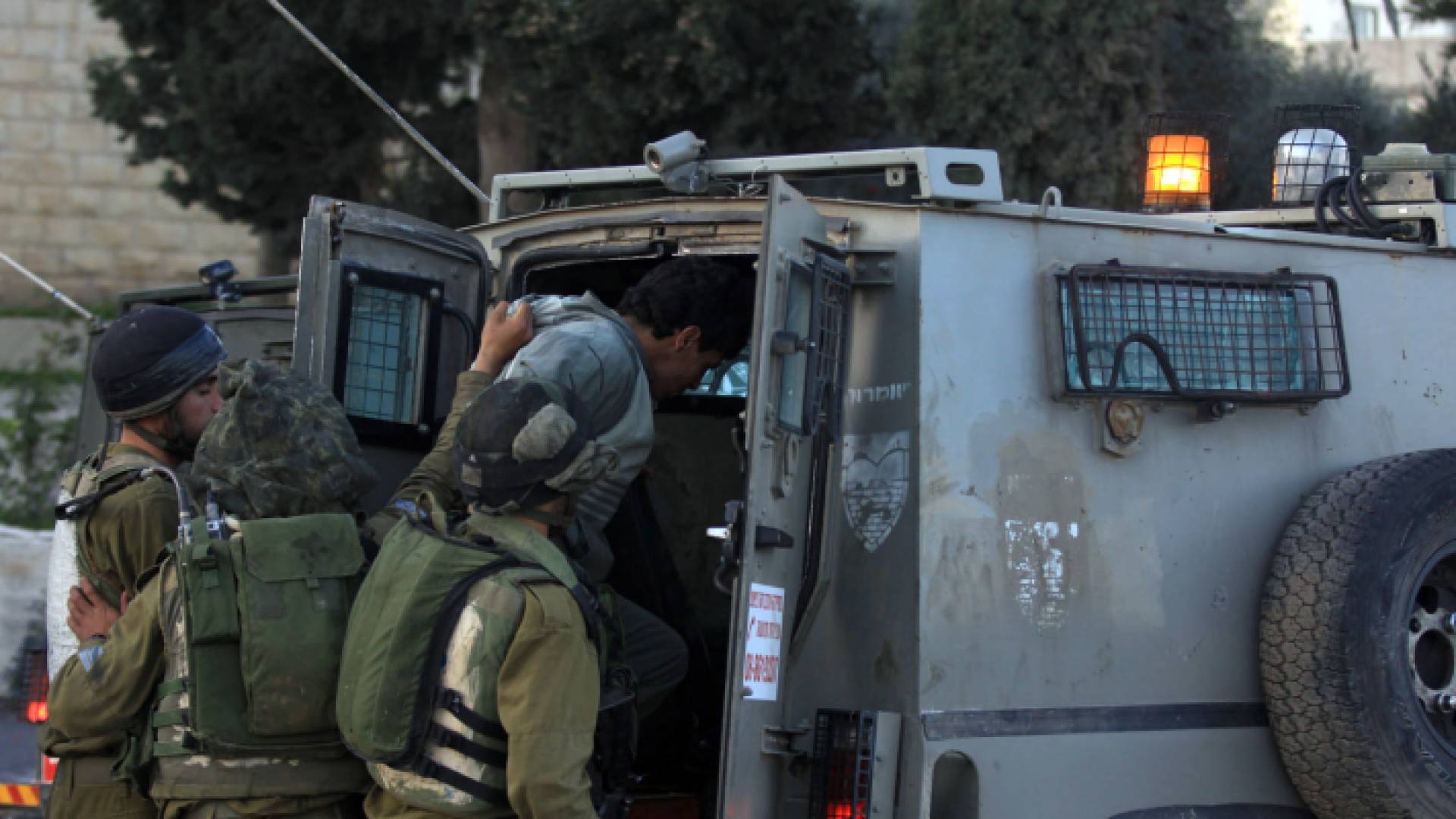 صورة أرشيفية أثناء اعتقال قوات الاحتلال لفلسطيني