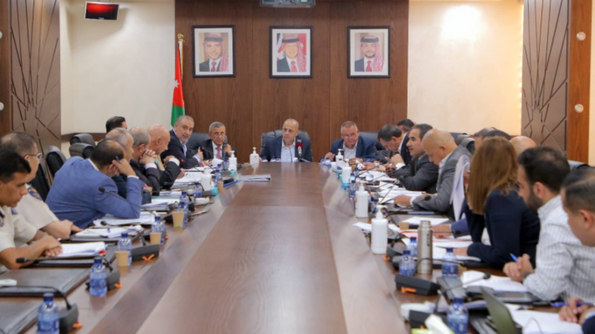 الصورة خلال اجتماع اللجنة