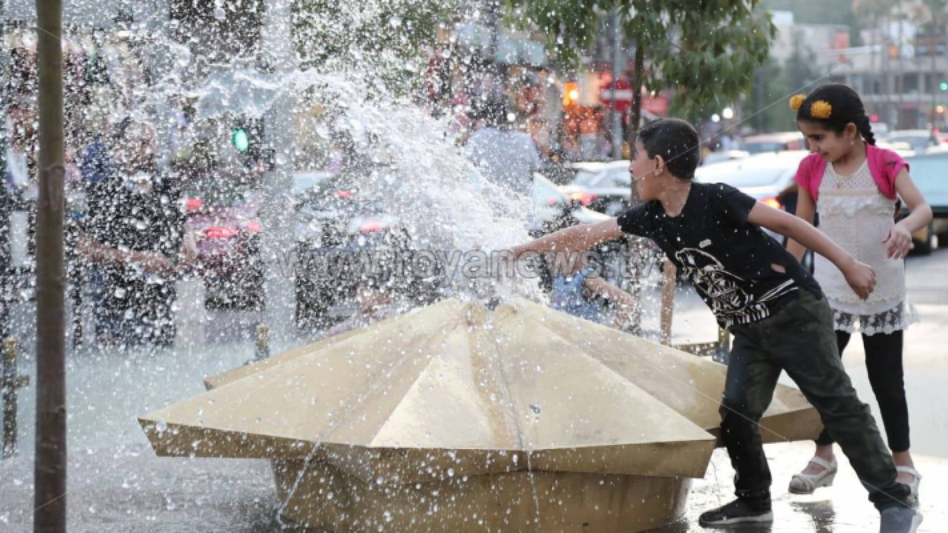 أطفال يلعبون بالمياه - ارشفية