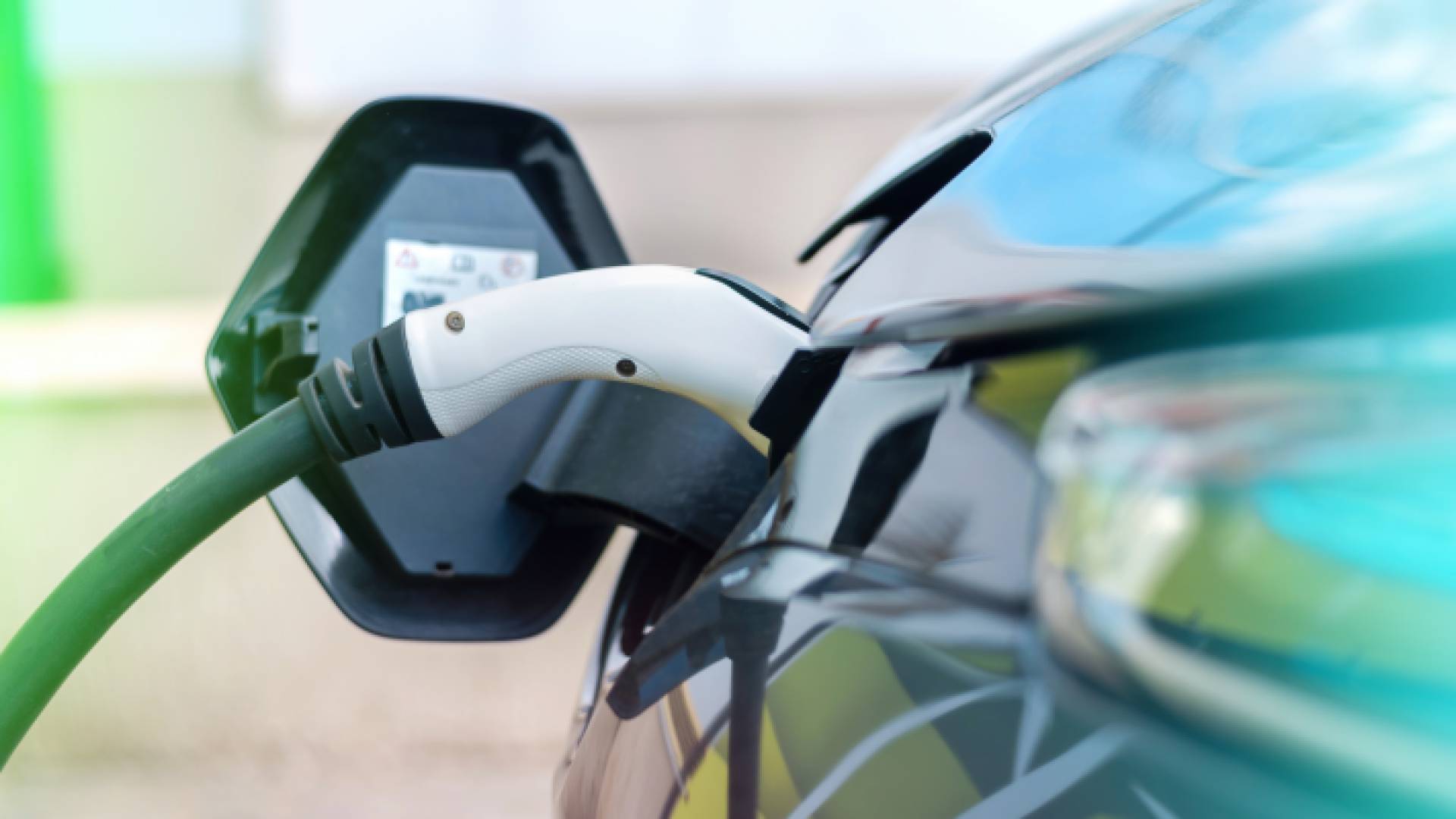 صورة توضيحية لمركبة كهربائية أثناء تعبئتها بالمحروقات