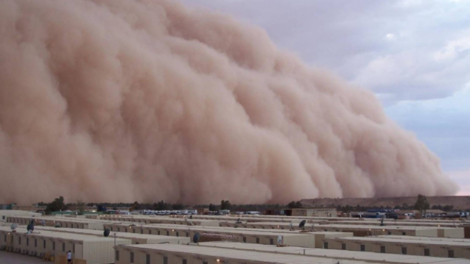 عاصفة ترابية