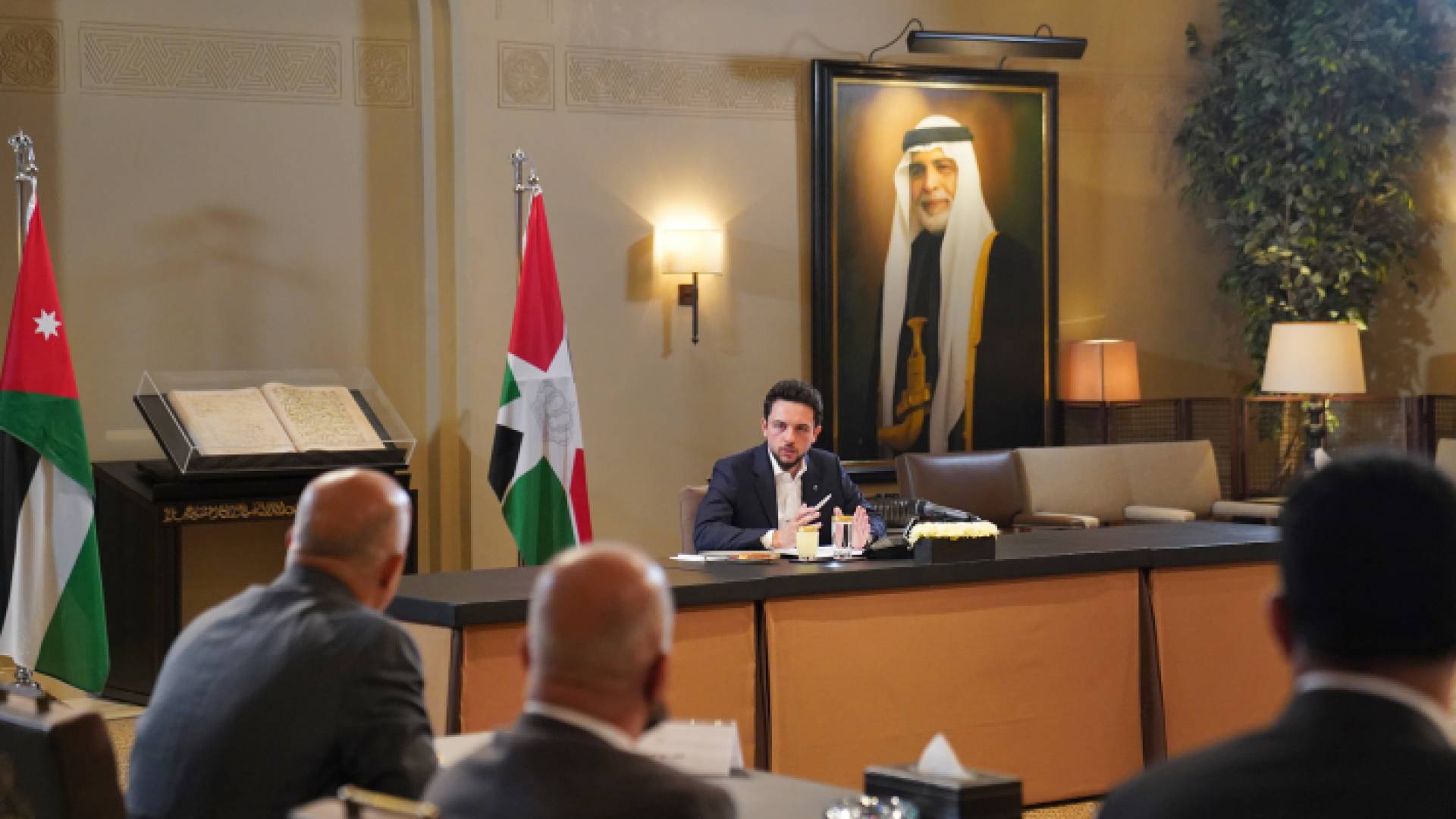 ولي العهد أثناء لقائه عمداء شؤون الطلبة في الجامعات الرسمية