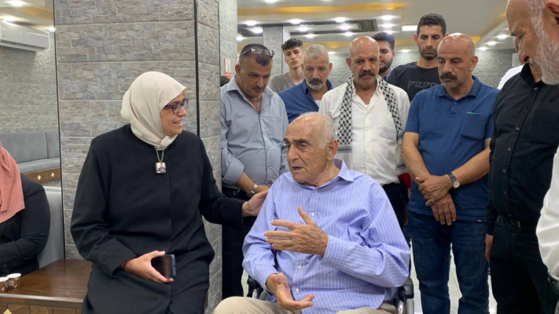 السيد منيب المصري يتحدث مع والدة الشهيد إبراهيم النابلسي