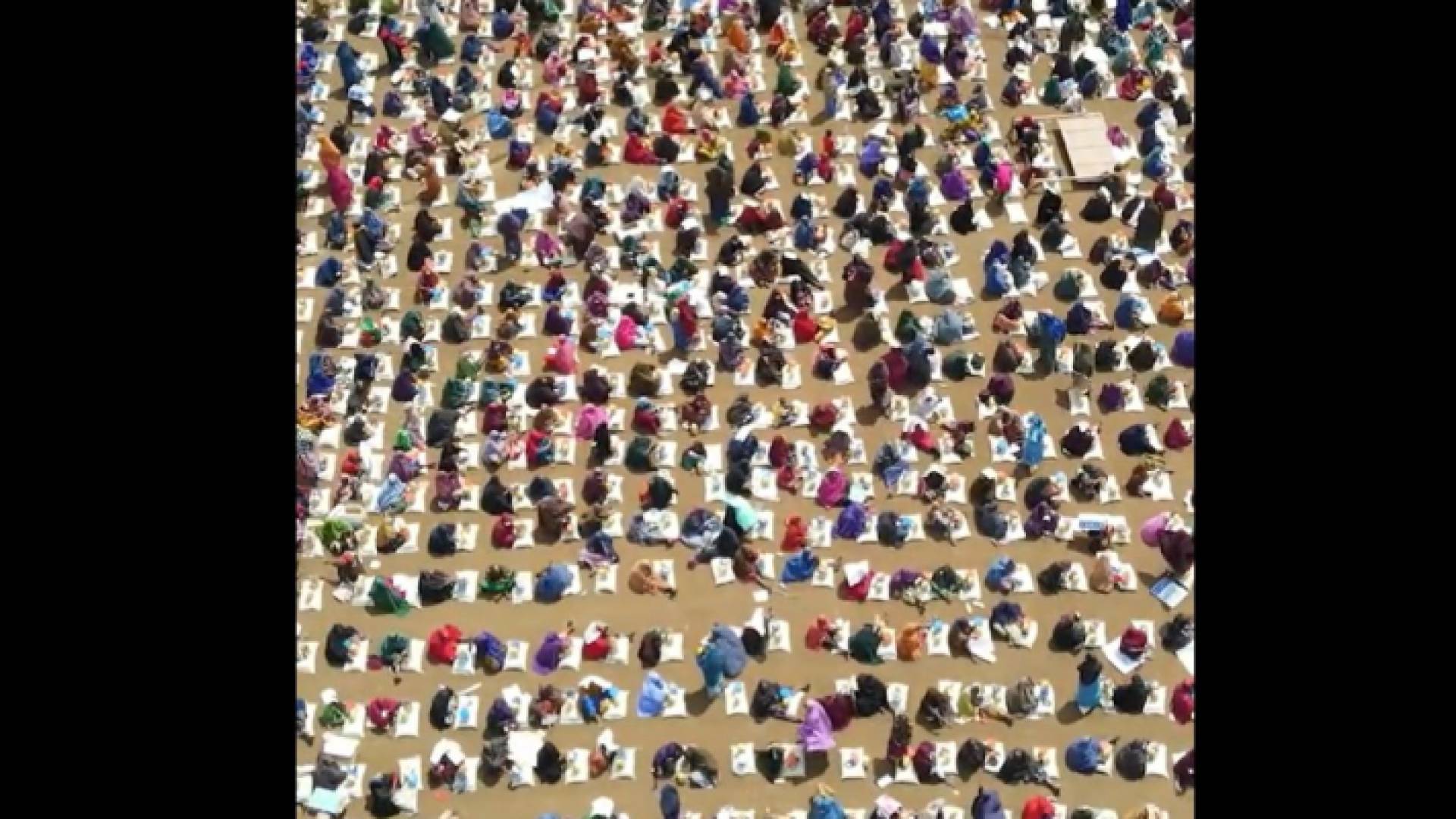 صوماليون ينتظرون توزيع السلة الغذائية