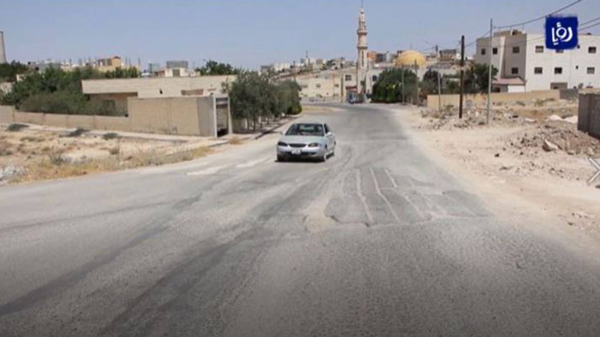 مرور مركبة في إحدى الطرق الفرعية في محافظة الطفيلة