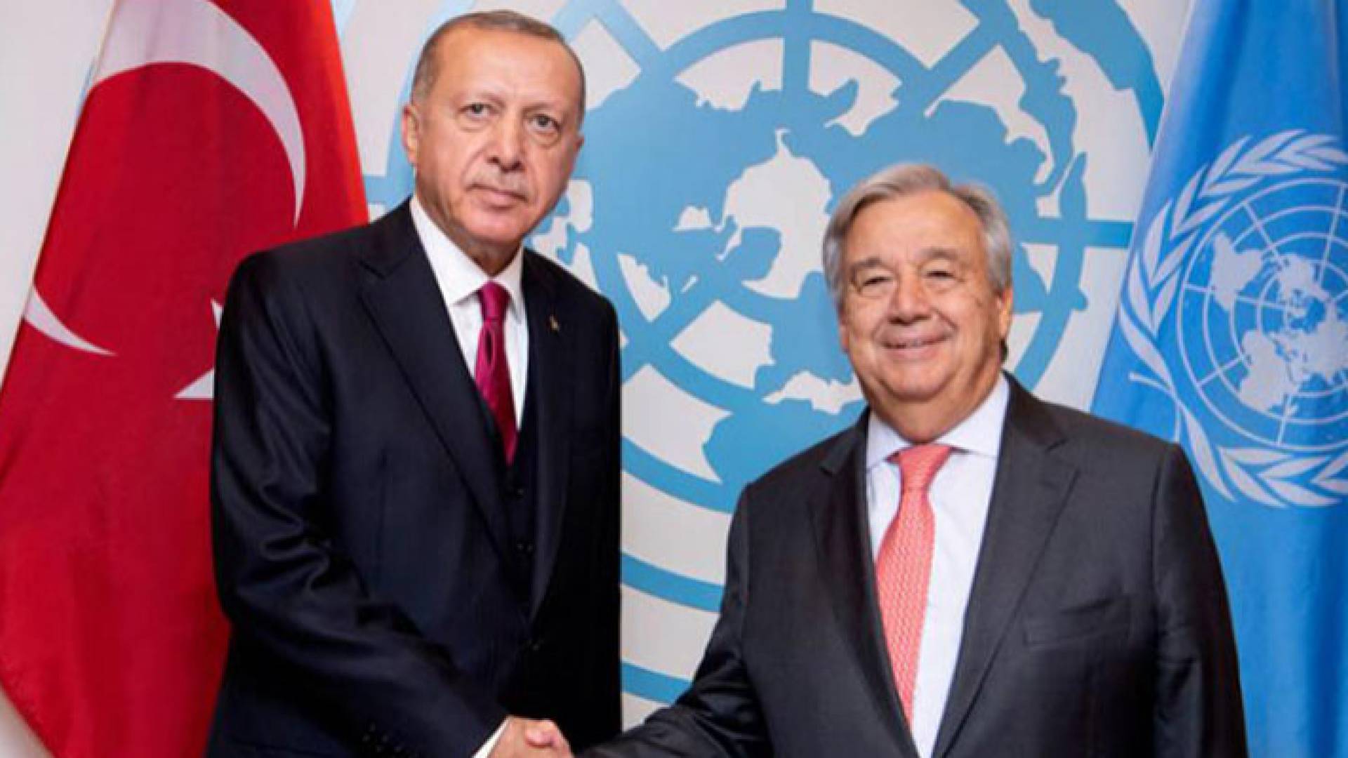 الأمين العام للأمم المتحدة أنطونيو غوتيريش (يمين) الرئيس التركي رجب طيب أردوغان (يسار)