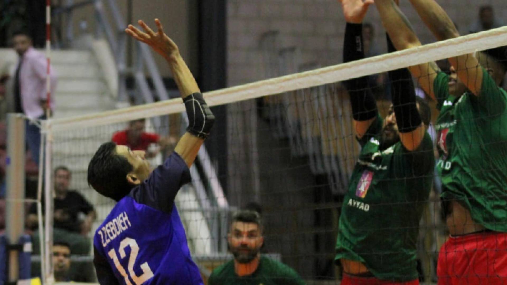 جانب من مباراة كرة الطائرة