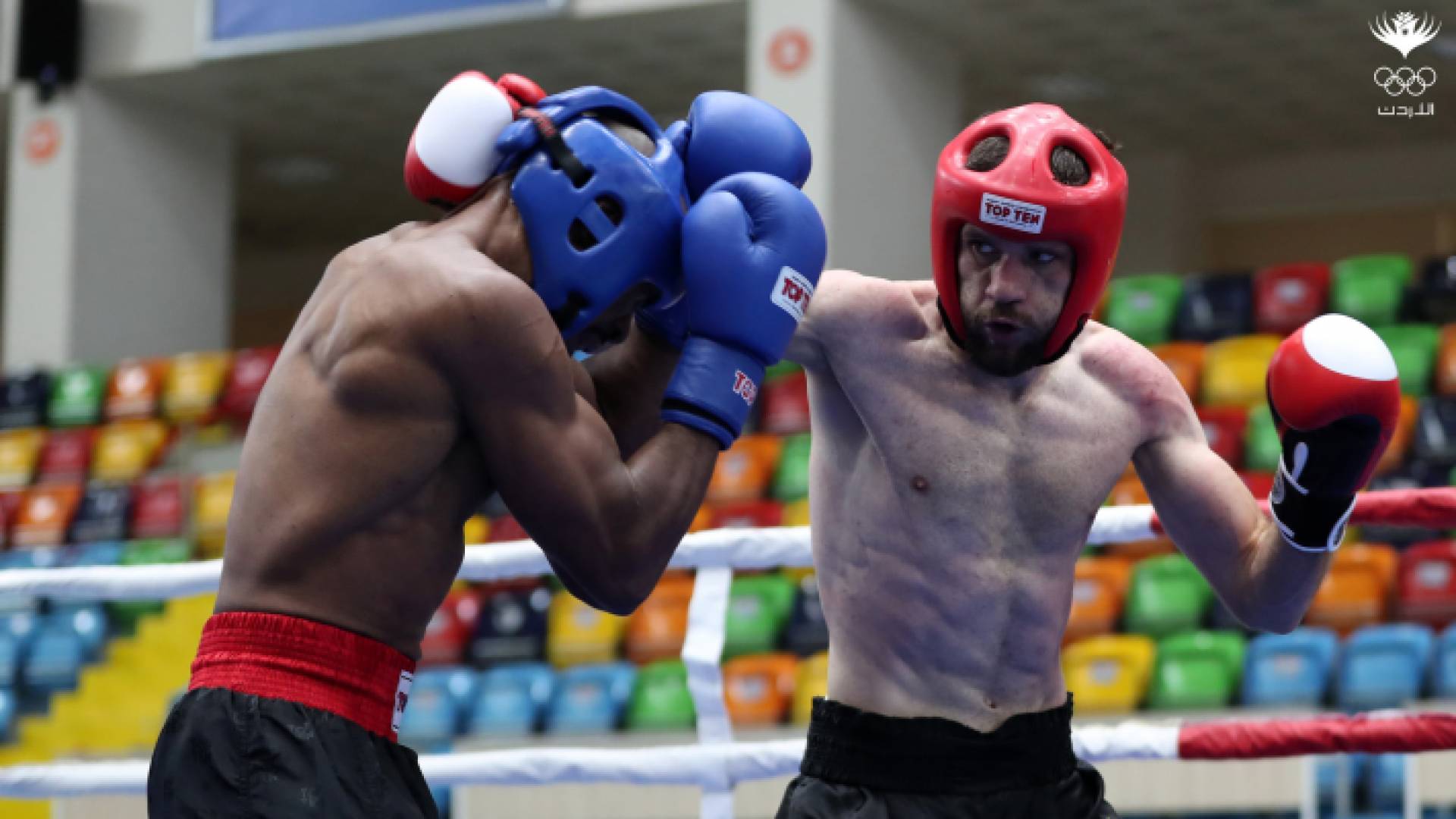 لاعب المنتخب الوطني للكيك بوكسينج مهند السيلاوي يوجه ضربة لمنافسه الكويتي سعيد مرزوق