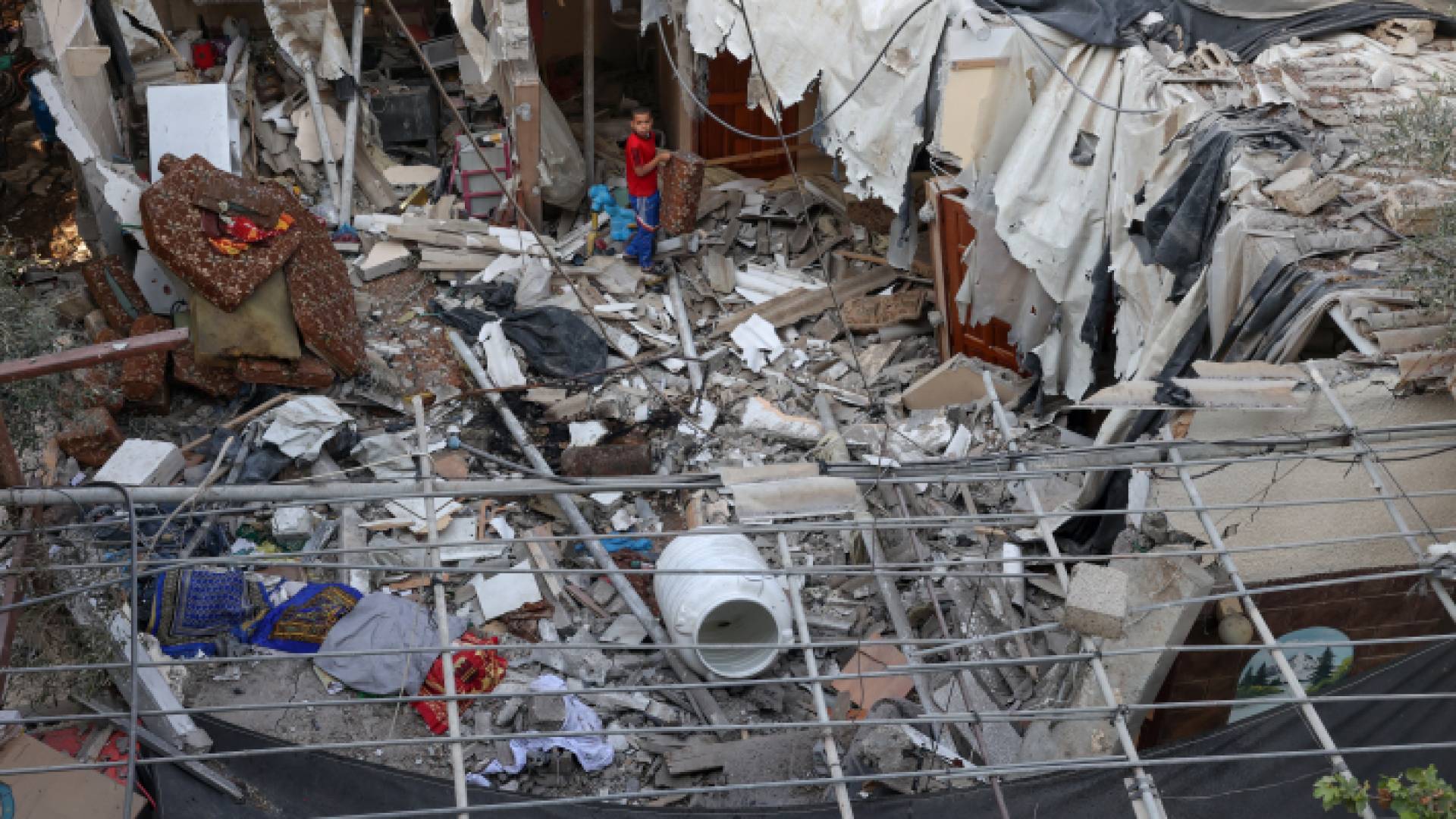 فلسطينيون يحاولون انتشال ممتلكاتهم من أنقاض منزلهم الذي دمر العدوان الإسرائيلي