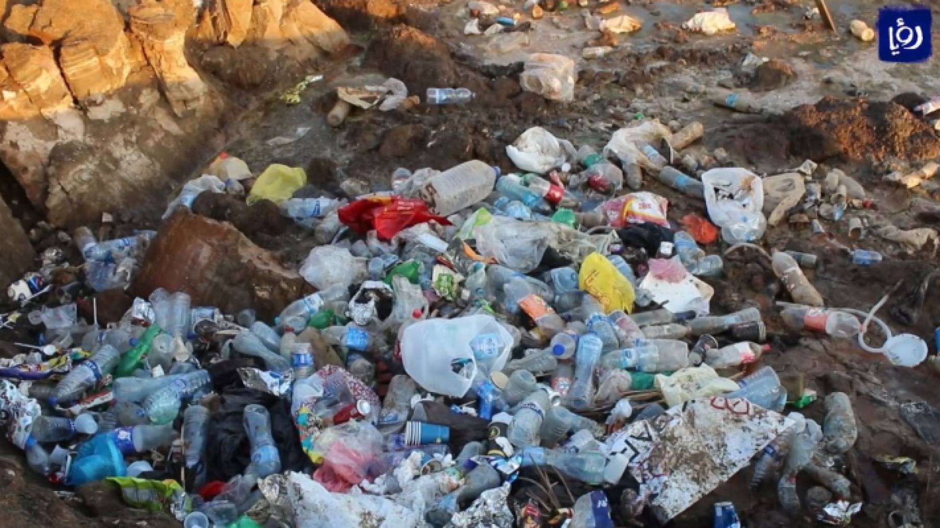 قذارات على أحد شواطئ البحر الميت