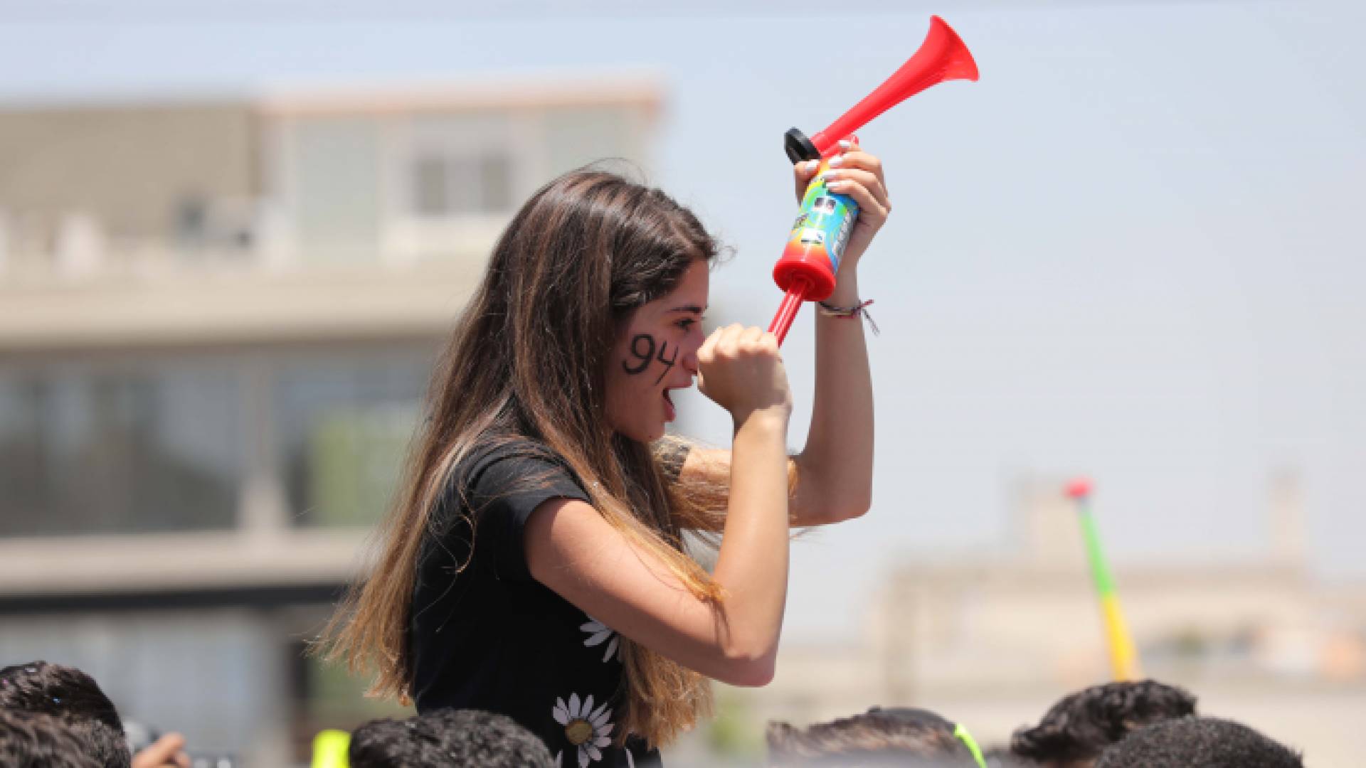 ارشيفية لطالبة توجيهي تحتفل بنجاحها