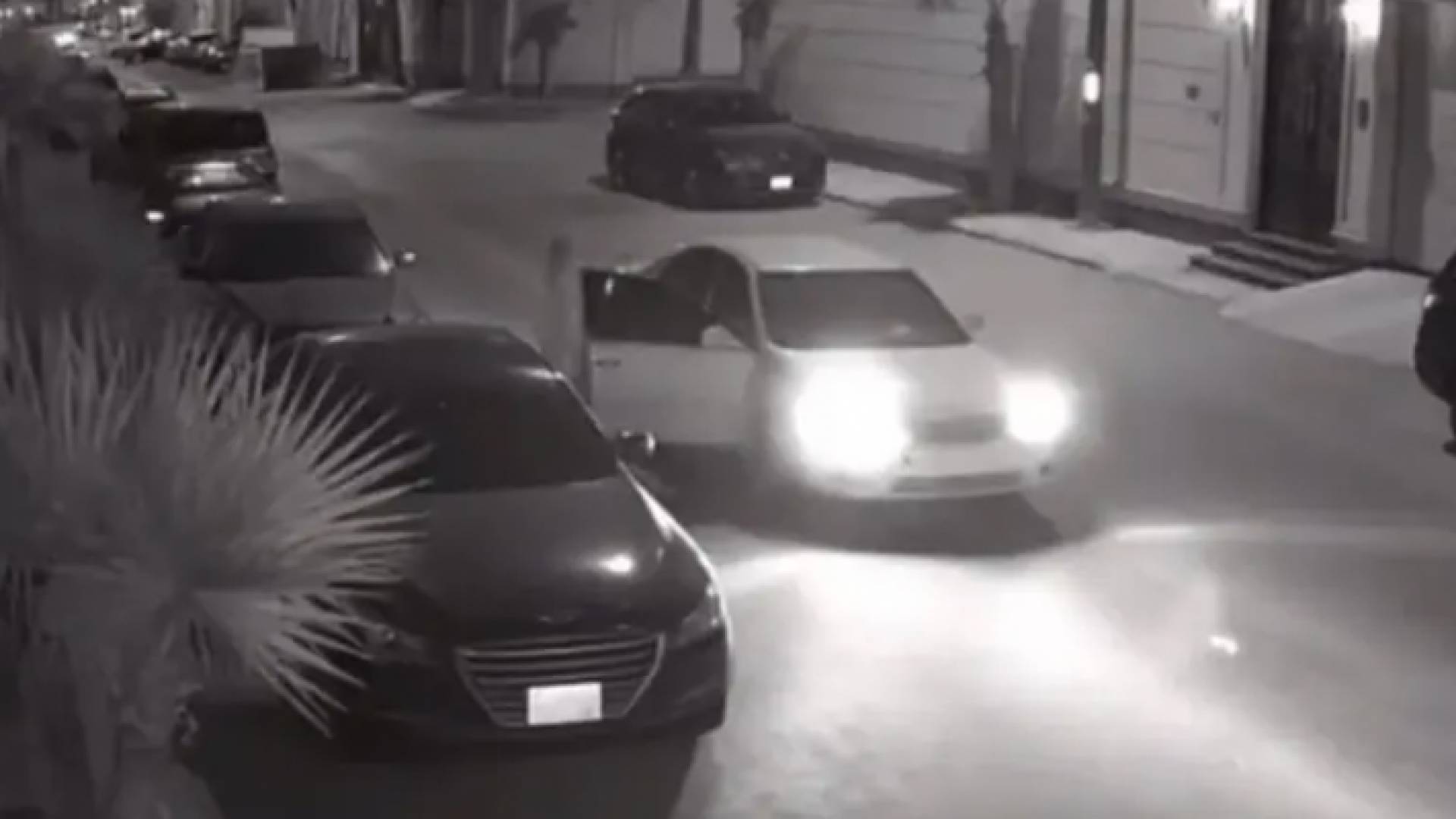 صورة من مقطع الفيديو أثناء سرقة مركبة في الرياض