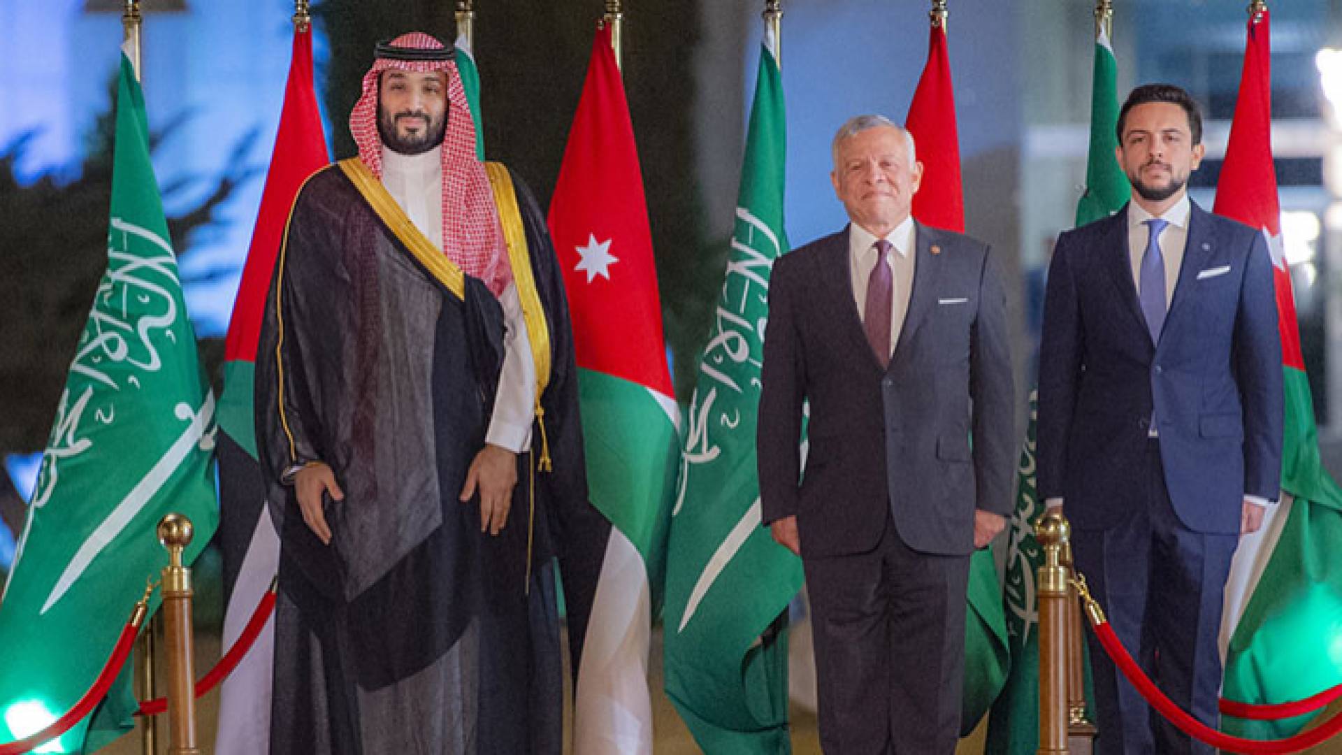 جلالة الملك وولي العهد الأمير الحسين خلال استقبال رسمي لولي العهد السعودي محمد بن سلمان في عمان