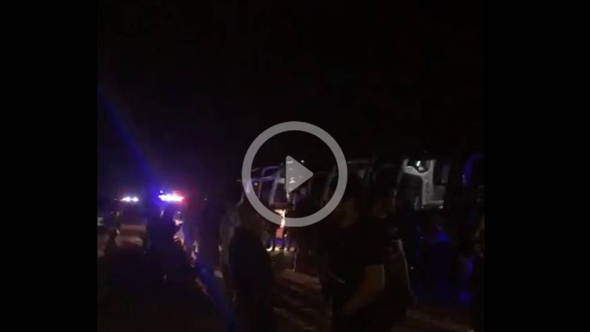 لقطة من الفيديو المصوّر أثناء انتظار المجموعة السياحية عند الحافلات