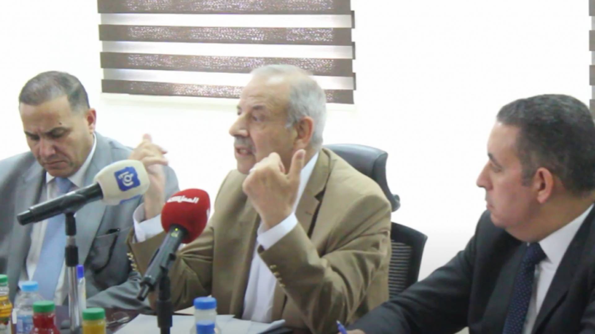 نائب رئيس الوزراء ووزير الإدارة المحلية توفيق كريشان أثناء لقائه بمجلس محافظة البلقاء