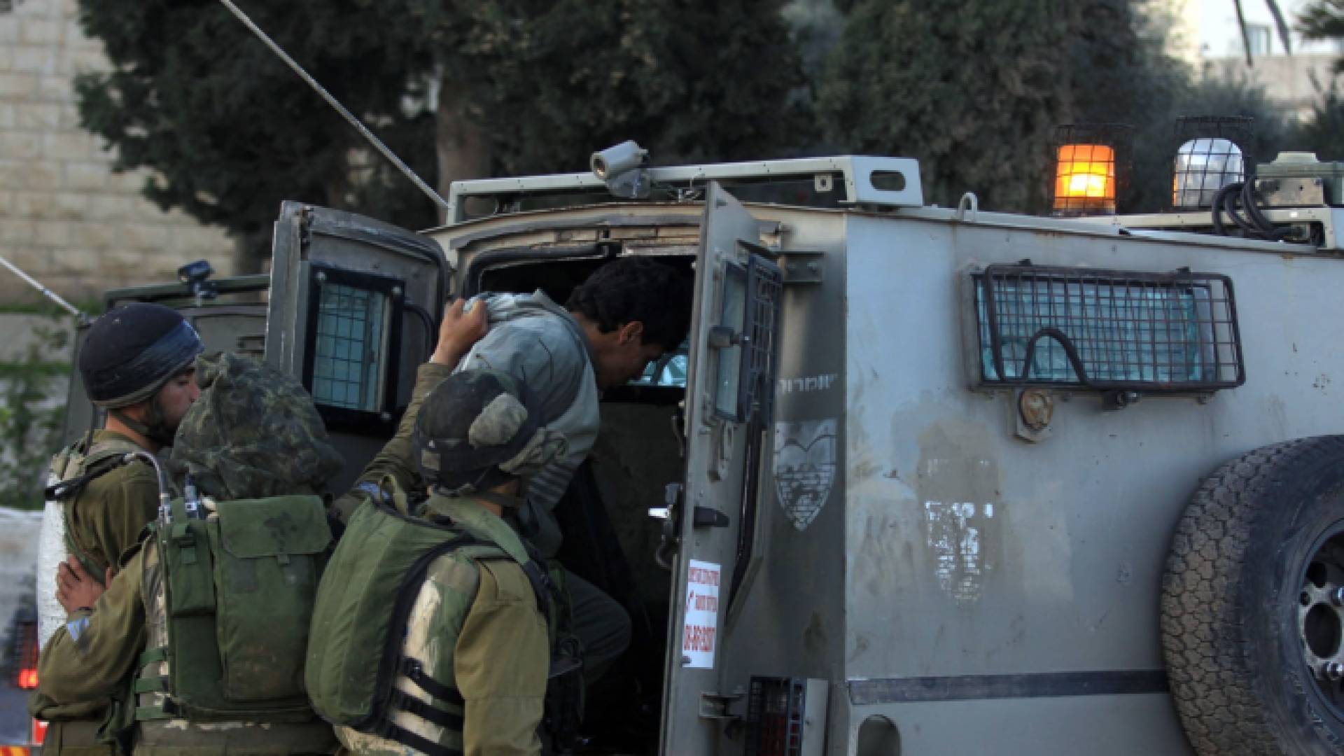 الاحتلال أثناء اعتقاله فلسطيني - أرشيفية