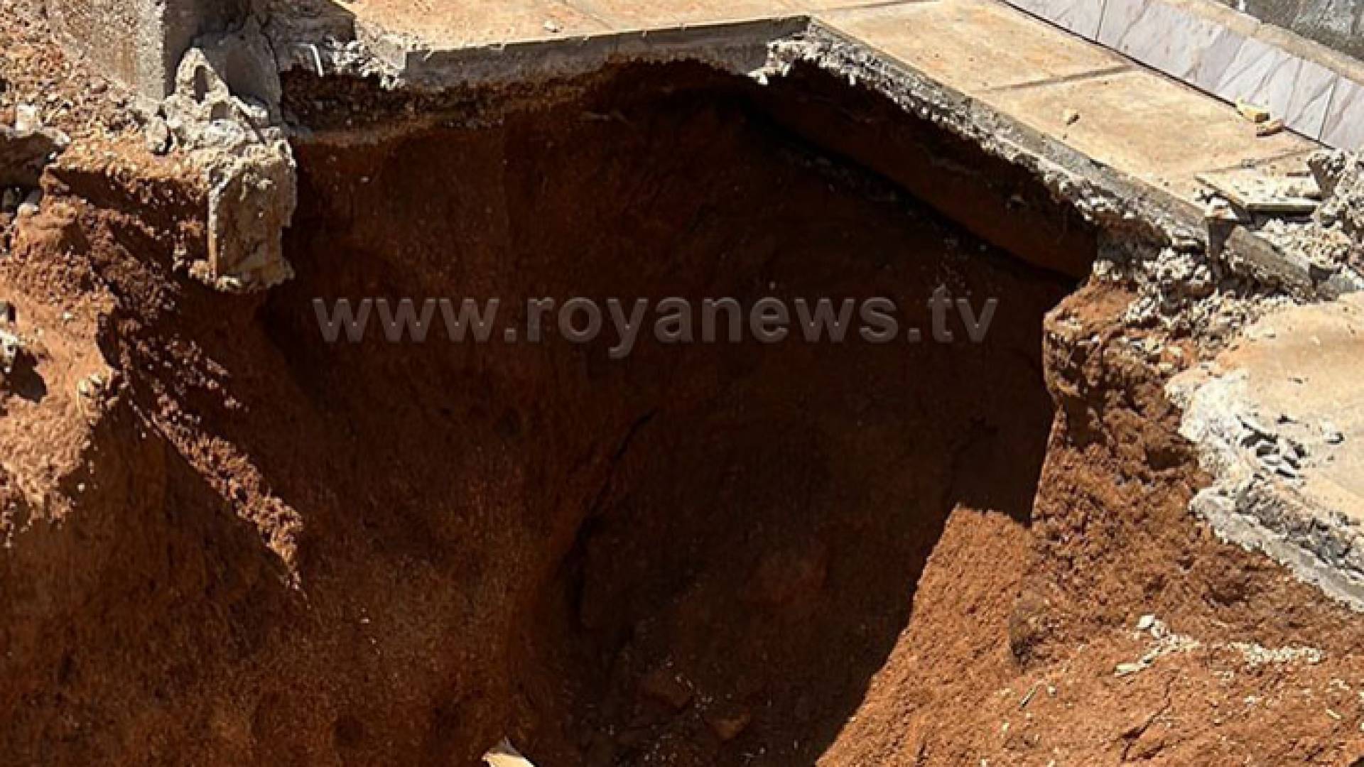 خط المياه المنفجر تحت أحد المنازل في بلدة الزعتري