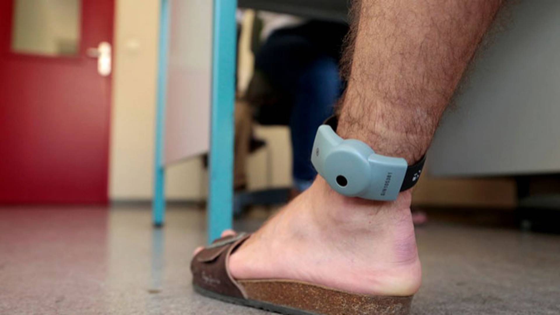 شخص يرتدي سوار إلكتروني في قدمه