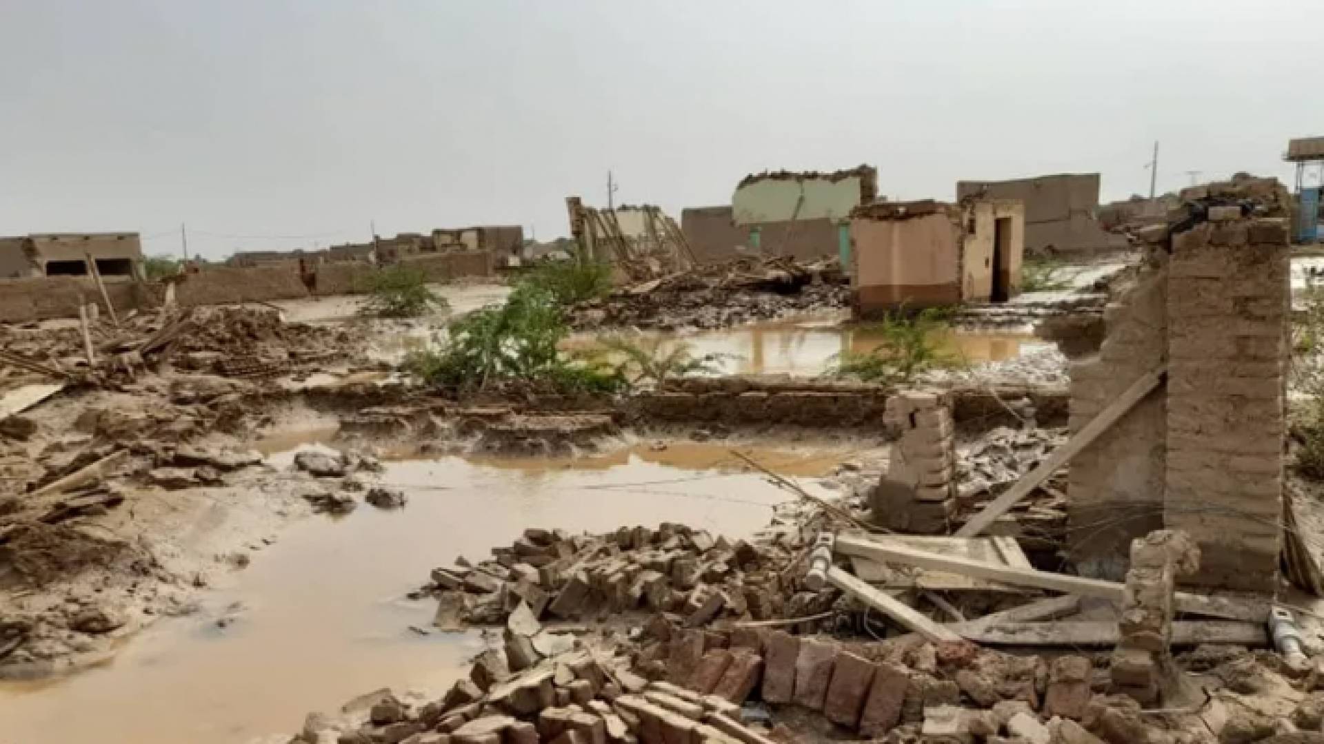 أحد المانطث التي شهدت انهيارات جراء السيول والأمطار