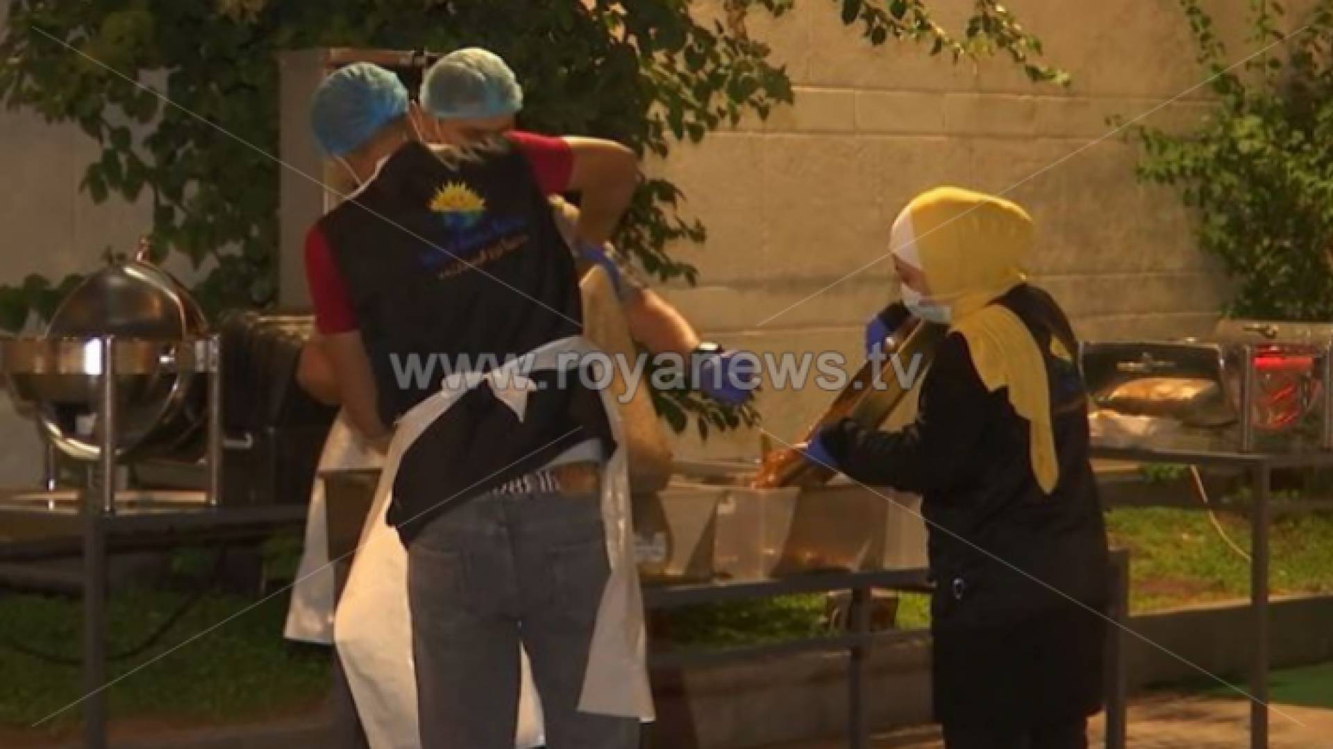 أعضاء في فريق مبادرة حفظ النعمة يجمعون بقايا الطعام