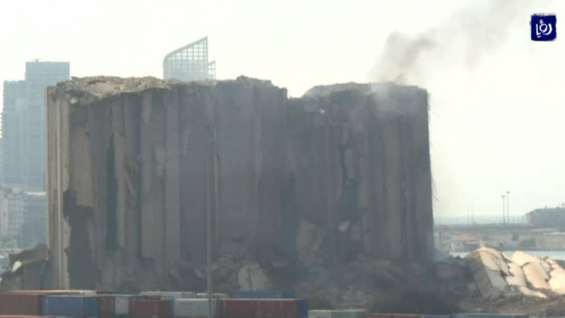 تصاعد الدخان من صوامع القمح في مرفأ بيروت