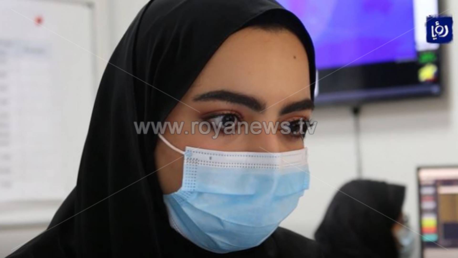 مريم إحدى الطالبات اللواتي طبعن أسماءهم على قمر "مزن سات"