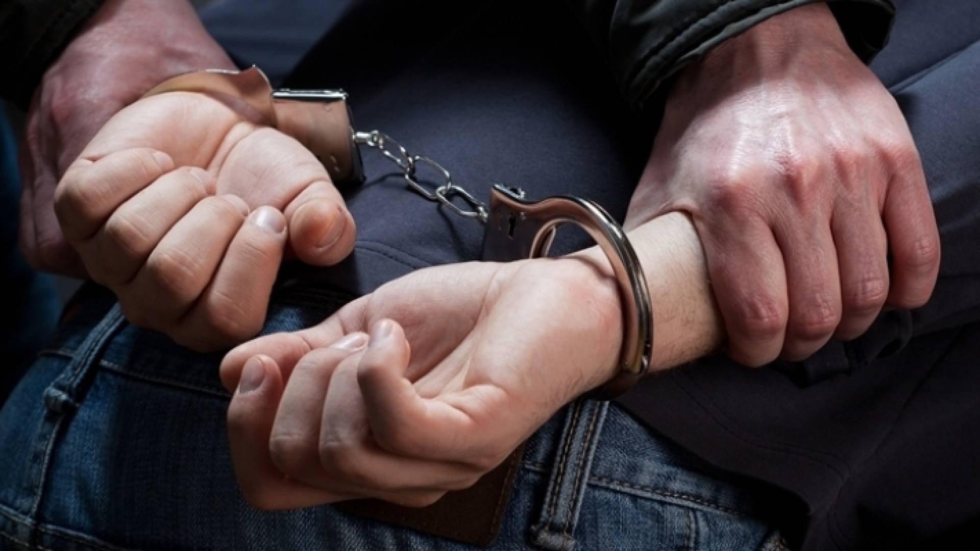 صورة تعبيرية أثناء القبض على شخص