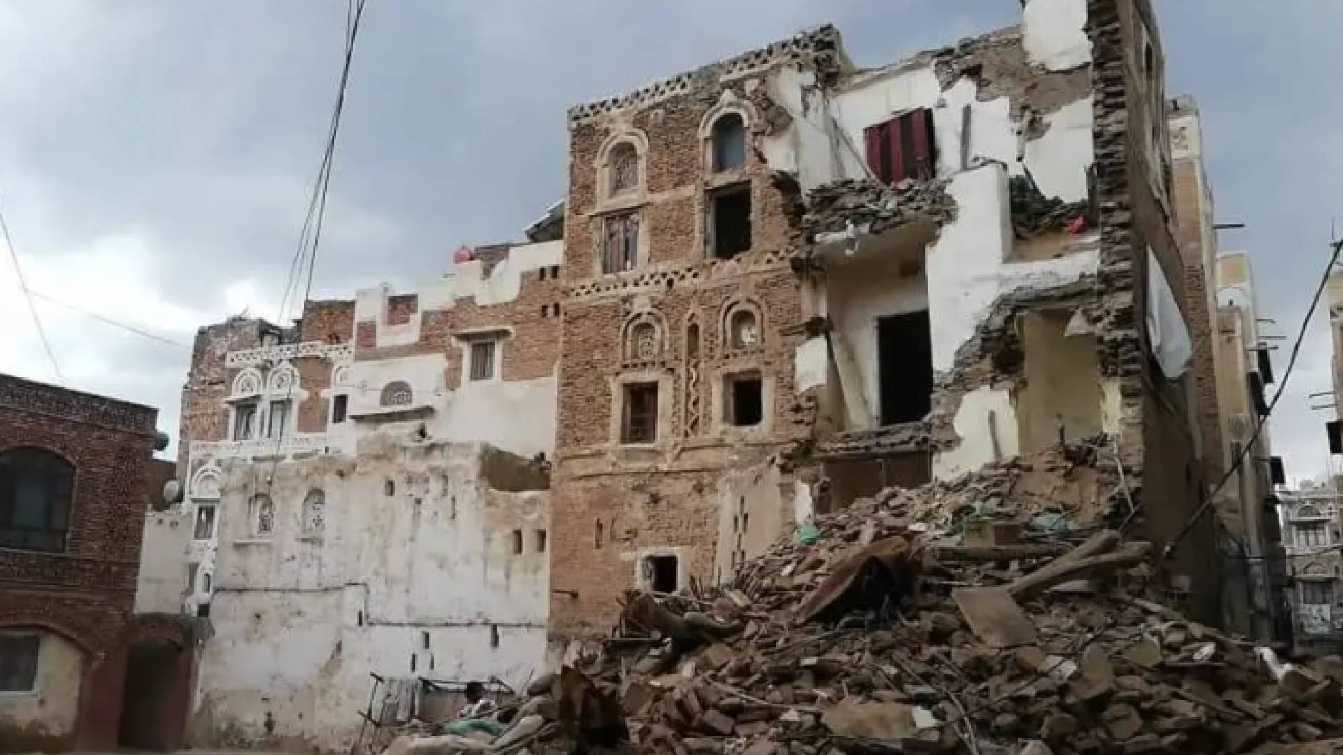 منزل مدمر في اليمن بسبب الأمطار