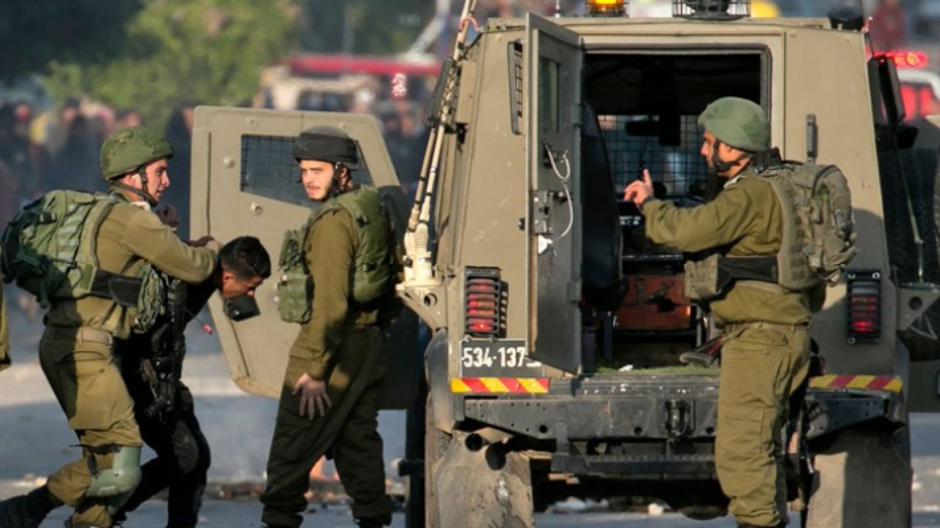 قوات الاحتلال أثناء اعتقالها فلسطينيا - أرشيفية