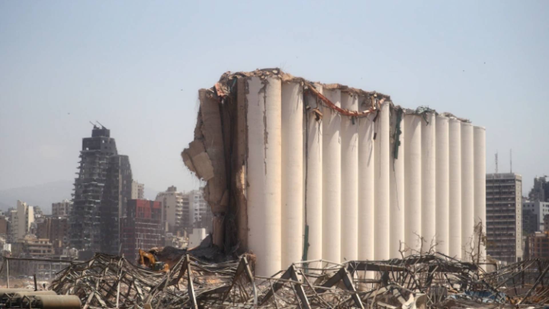 انهيار أحد صوامع مرفأ بيروت